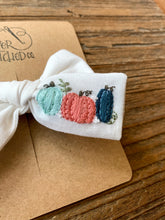 Load image into Gallery viewer, JL Three Pumpkins Bow