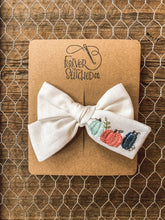 Load image into Gallery viewer, JL Three Pumpkins Bow