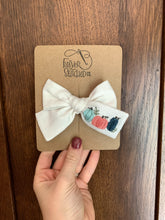 Load image into Gallery viewer, JL Three Pumpkins Bow