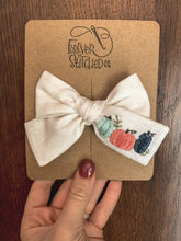 Load image into Gallery viewer, JL Three Pumpkins Bow