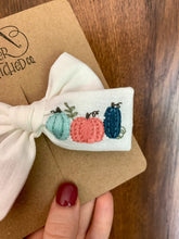 Load image into Gallery viewer, JL Three Pumpkins Bow